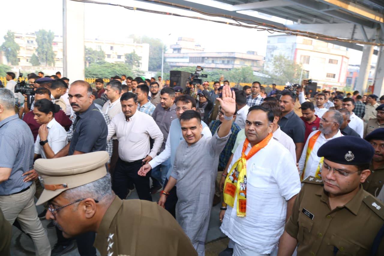 તા.૦૮-૦૧-૨૦૨૬ ના રોજ સોમનાથ આત્મસન્માન મહોત્સવ-૨૦૨૬ ભારતના અખંડ આત્મસન્માનની અભિવ્યક્તિ. નાયબ મુખ્યમંત્રી શ્રી હર્ષભાઈ સંઘવીજીએ સુરત રેલ્વે સ્ટેશનથી સુરત જિલ્લા ભારતીય જનતા પાર્ટી અને તાપી જિલ્લાના ૧૩૦૦ યાત્રાળુઓને ઝંડી આપીને પ્રસ્થાન કરાવ્યું.